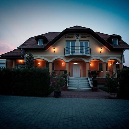 Airport Almaskert Panzio Bed & Breakfast Vecses Exterior photo