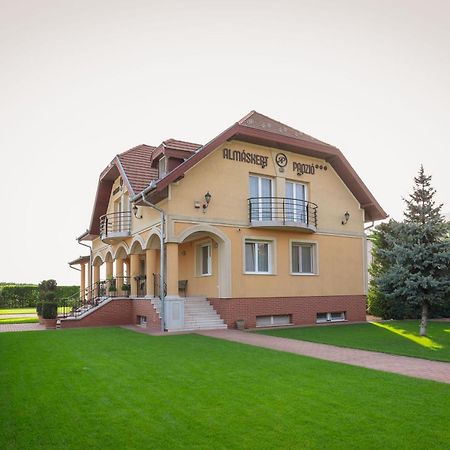 Airport Almaskert Panzio Bed & Breakfast Vecses Exterior photo