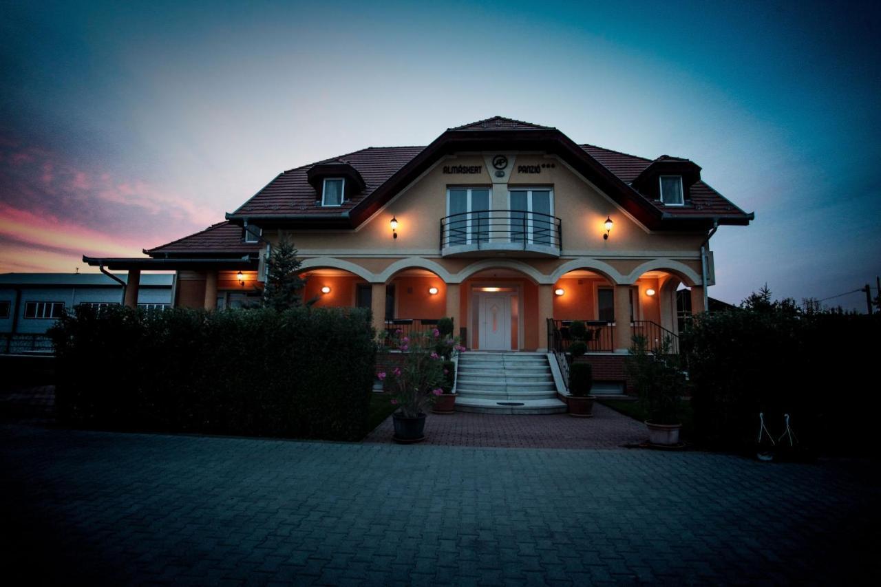 Airport Almaskert Panzio Bed & Breakfast Vecses Exterior photo