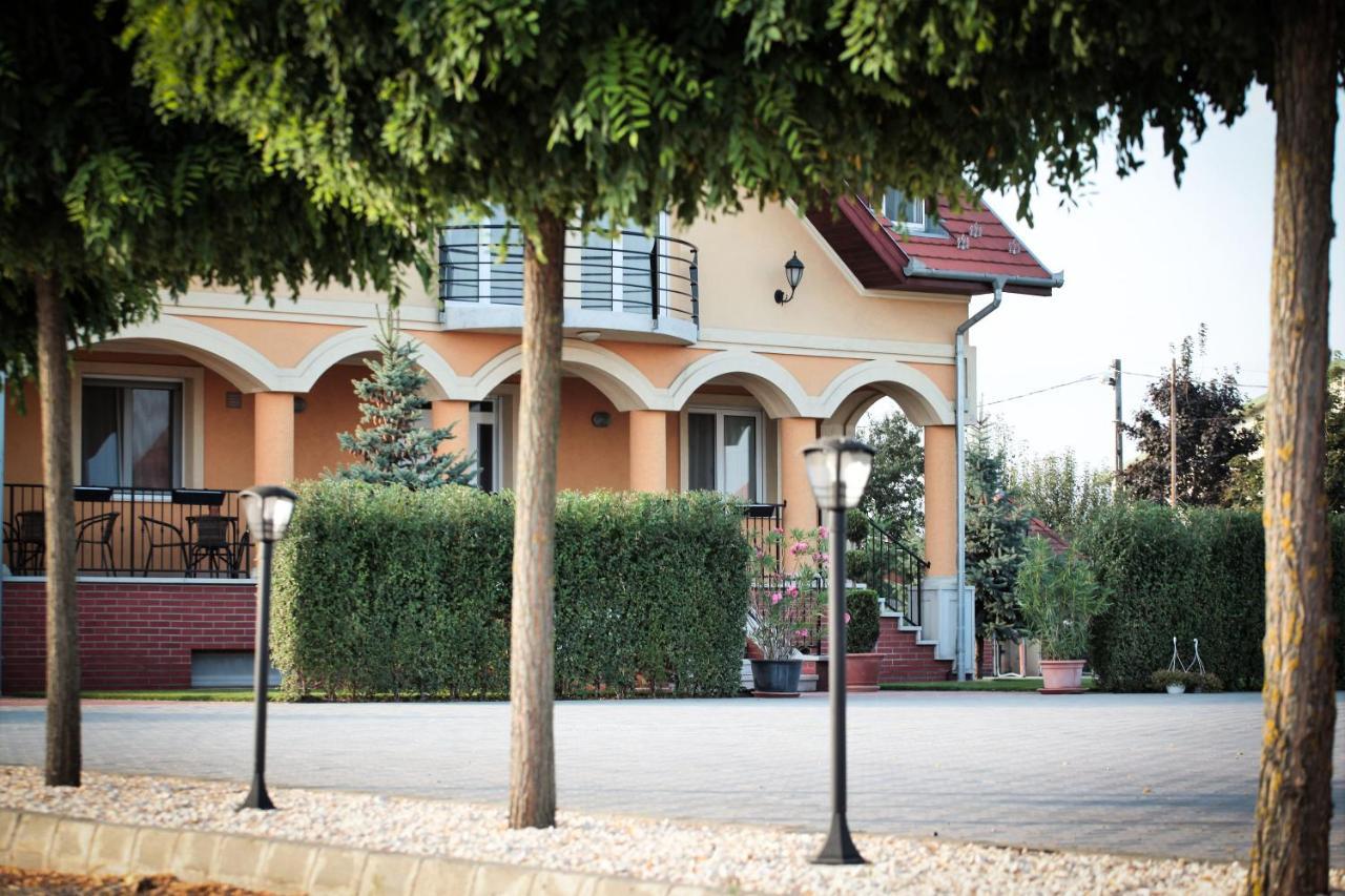 Airport Almaskert Panzio Bed & Breakfast Vecses Exterior photo
