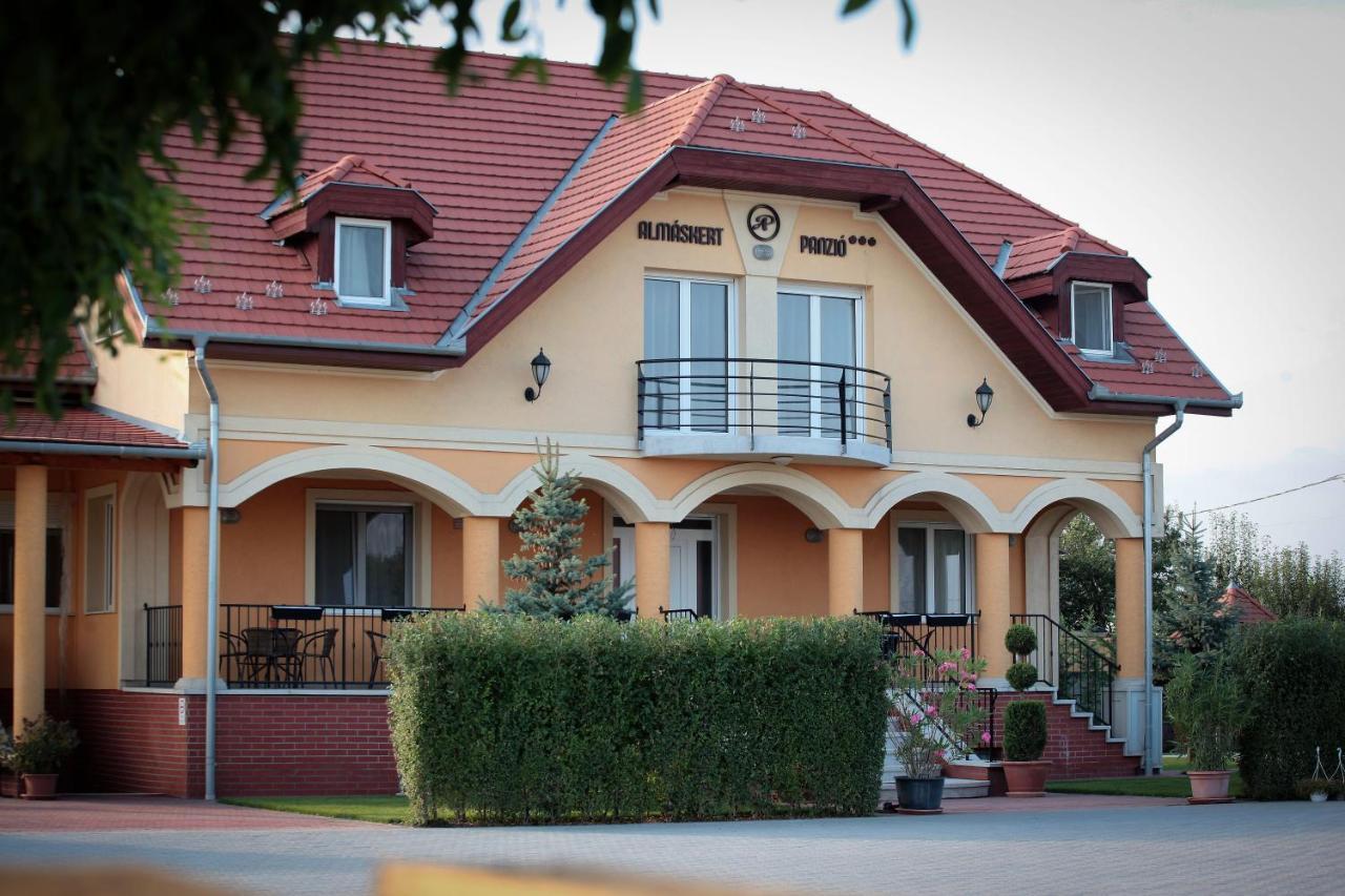 Airport Almaskert Panzio Bed & Breakfast Vecses Exterior photo