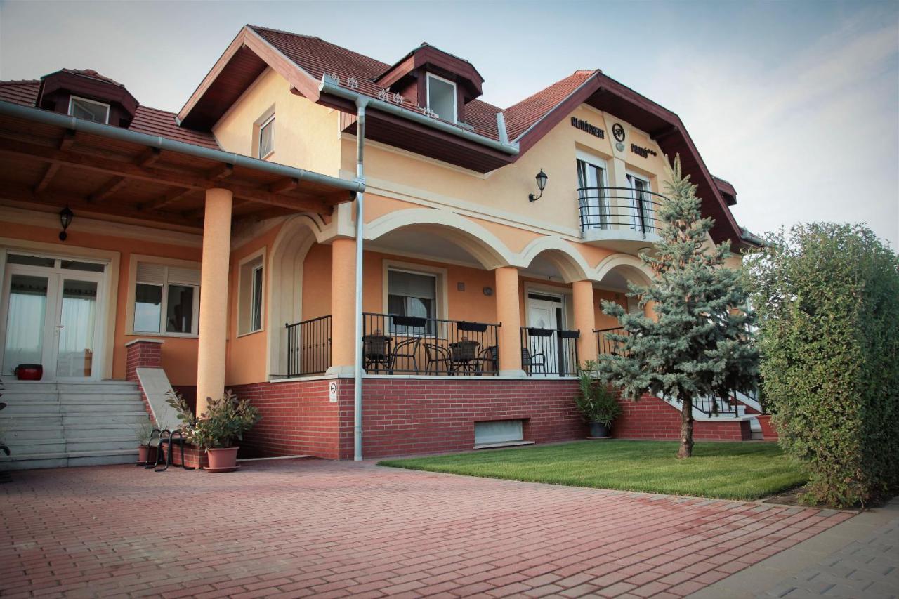 Airport Almaskert Panzio Bed & Breakfast Vecses Exterior photo