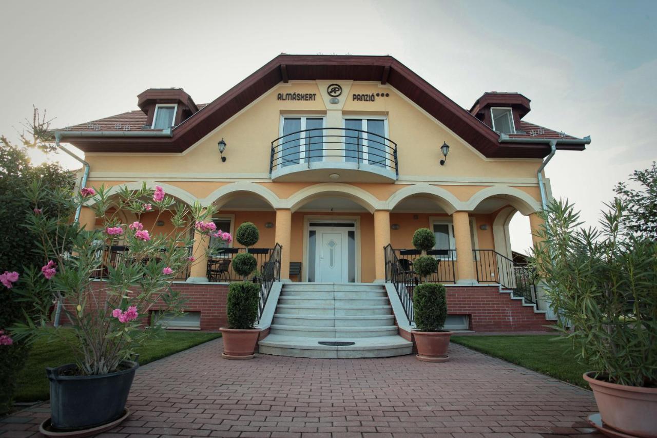 Airport Almaskert Panzio Bed & Breakfast Vecses Exterior photo