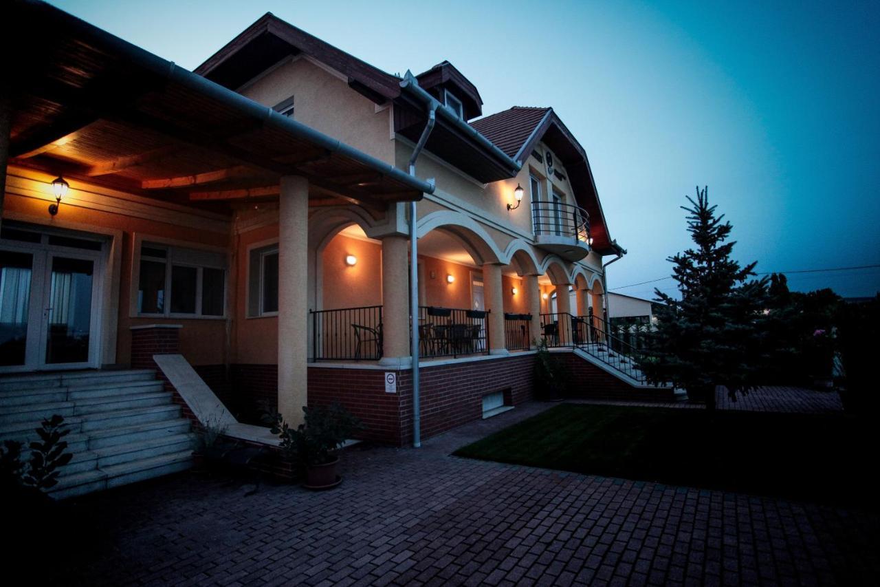 Airport Almaskert Panzio Bed & Breakfast Vecses Exterior photo