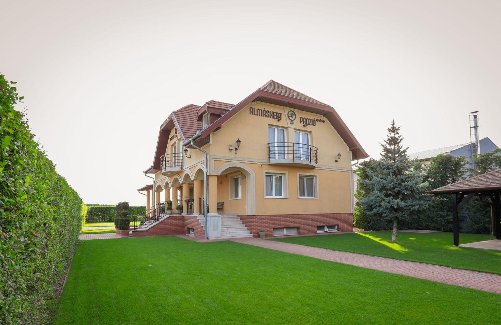 Airport Almaskert Panzio Bed & Breakfast Vecses Exterior photo