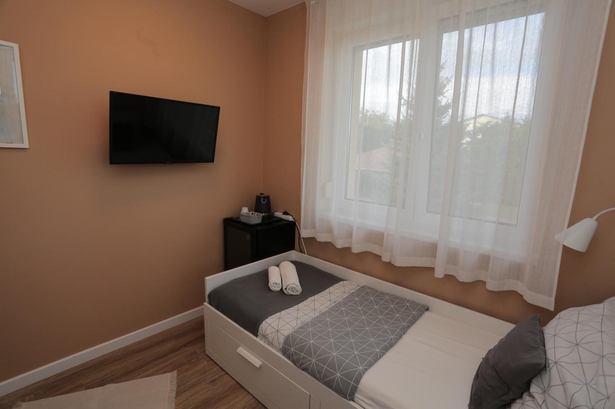 Airport Almaskert Panzio Bed & Breakfast Vecses Exterior photo